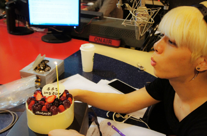 Jonghyun SHINee Rayakan 100 Hari Jadi DJ Radio