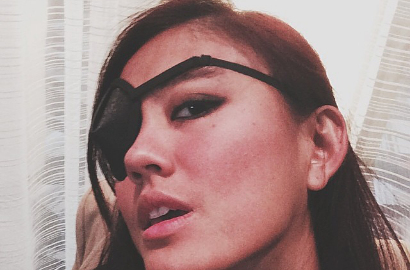 Agnes Monica Dituduh Illuminati Karena Pakai Penutup Mata