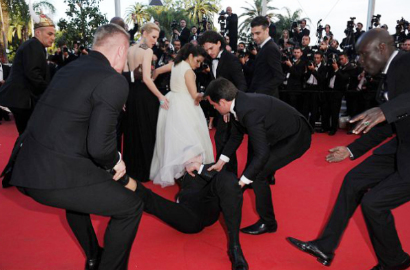 America Ferrera Syok Pria Masuk ke Gaunnya Saat di Cannes