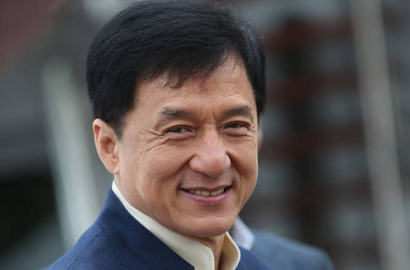 Beredar Foto Mirip Jackie Chan Peluk Aktris Tanpa Busana di Internet