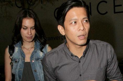Diisukan Pacaran, Ariel Tetap Nyaman Jalan Bareng Sophia Latjuba