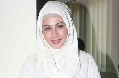 Hamil di Umur 39 Tahun, Dina Lorenza Kebobolan