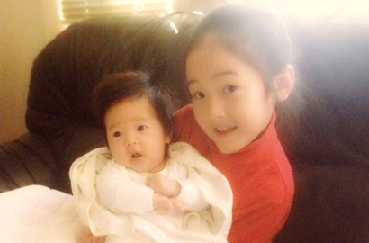 Imutnya Jessica SNSD Kecil Gendong Krystal Bayi