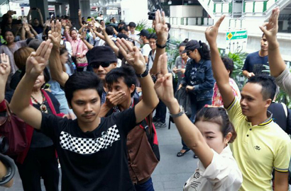 Demonstran Thailand Gunakan Salam Tiga Jari Ala 'Hunger Game'