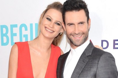 Adam Levine dan Behati Prinsloo Mesra di Red Carpet 'Begin Again'