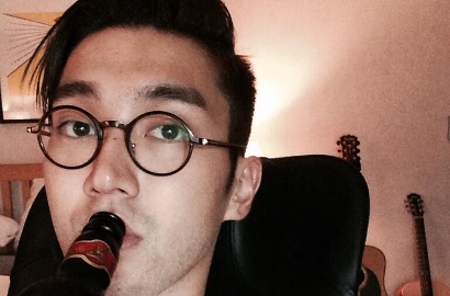 Siwon SuJu Pamer Selfie Sambil Minum Bir Favoritnya