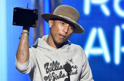 Pharell William Borong Piala BET Awards 2014
