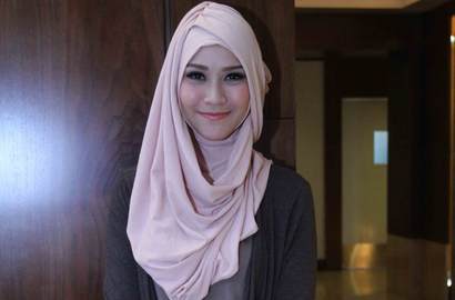 Zaskia Adya Mecca Ikhlas Model Hijabnya Ditiru dan Dijual Lebih Murah