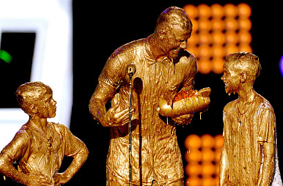 David Beckham Diguyur 'Slime' Kuning Emas di Kids' Choice Sports Awards
