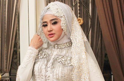 Dewi Persik Tampil Anggun dalam Kreasi Busana Pengantin Muslim
