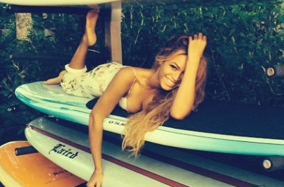 Beyonce Knowles Pamer Belahan Dada di Foto Liburannya