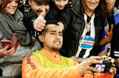 Arturo Vidal Tanda Tangani Jersey Manchester United