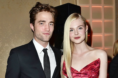 Robert Pattinson dan Elle Fanning Foto Bareng di HFPA Grants Banquet