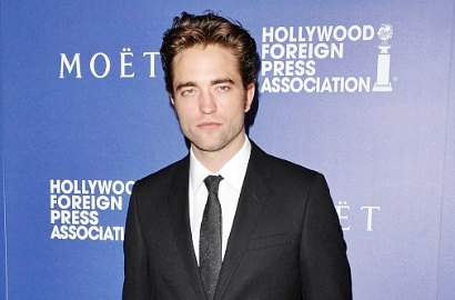 Tak Punya Ember, Robert Pattinson Dilempari Es Untuk Ladeni 'Ice Bucket Challenge'