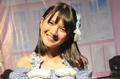 Viny JKT48 Gugup Bawa Bendera di 'Kagami No Naka No Jeanne D'Arc'