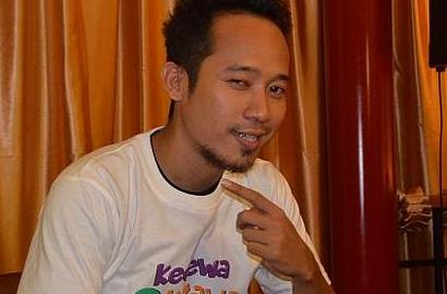 Rilis Single 'Kecewa vs Ketawa', Denny Cagur Serius Jadi Penyanyi