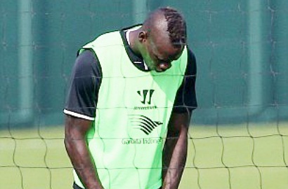 Duh, Mario Balotelli Pamer Celana Dalam di Latihan Liverpool