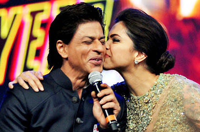 Shahrukh Khan Dicium Deepika Padukone