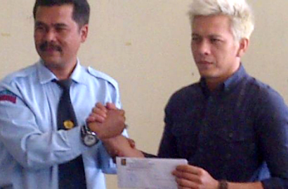 Ariel Tersipu Malu Ditanya Surat Menikah