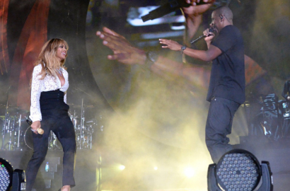Duet Bareng Jay-Z di New York, Beyonce Alami Wardrobe Malfunction