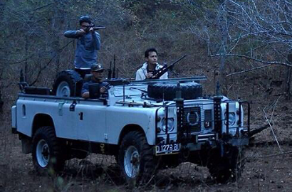 Fedi Nuril Pegang Senapan di Foto Film 'Supernova'