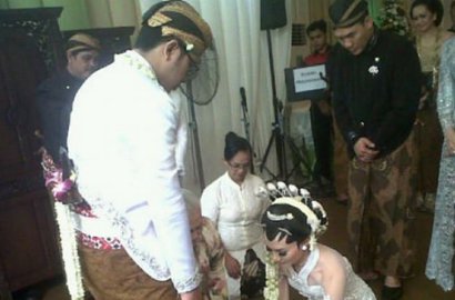 Ika Putri Langsungkan Akad Nikah Bernuansa Jawa dan Islami