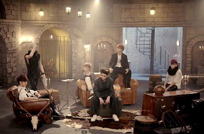Boyfriend Jadi Penyihir Tampan di MV 'Witch'