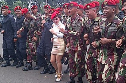 Syahrini Ajak Tentara Kopassus Lakukan Gerakan 'Maju Mundur Cantik'