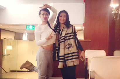 Julia Perez Ditemani Ibu Jalani Operasi Kanker Serviks di Singapura