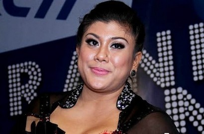 Kesakitan, Regina 'Idol' Kapok Facial di Salon