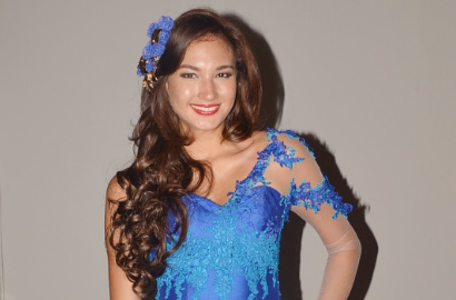 Nadine Chandrawinata Kenalkan Tenun di Jakarta Fashion Week 2015