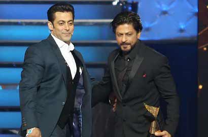 Shahrukh Khan dan Salman Khan Beri Ciuman Restu Calon Pengantin