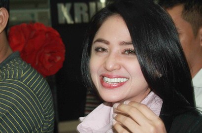 Dewi Persik Hindari Wartawan Usai Jalani Pemeriksaan 7 Jam