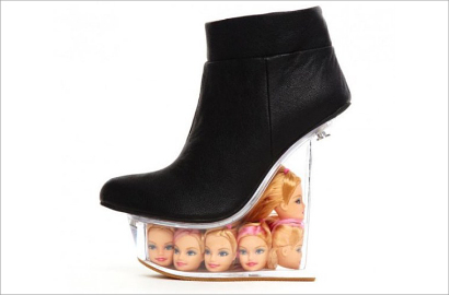 Sepatu Berisi Kepala Barbie Jadi Tren Baru di Harajuku