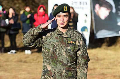 Selesai Wamil, Yoo Seung Ho Nangis Disambut Fans