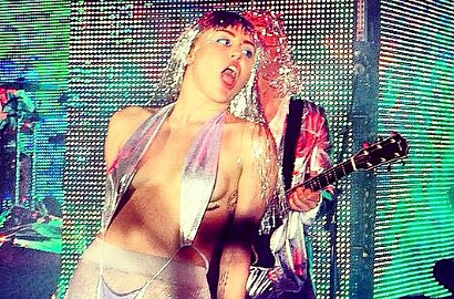 Miley Cyrus Merokok Ganja dan Umbar Belahan Dada Saat Manggung