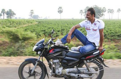 Yoga di Atas Motor, Pria Asal India Menantang Maut
