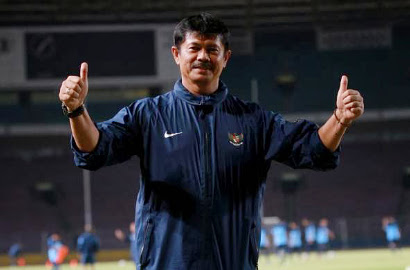 Foto Bersama Pengurus, Indra Sjafri Tampik Rumor Latih Persela