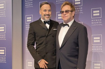 Elton John Resmi Nikahi Pasangan Gay-nya