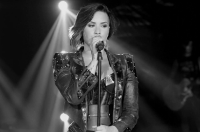 Devi Lovato Tunjukkan Cinta pada Fans di MV 'Nightingale'