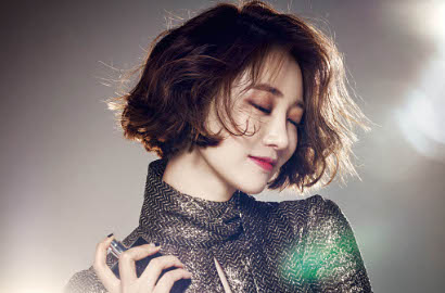 Go Jun Hee Pamer Punggung Seksi di Instyle