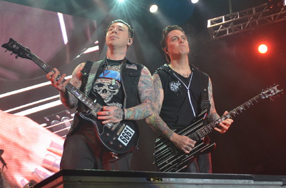 Drummer Baru Avenged Sevenfold Diejek Penonton Saat Konser