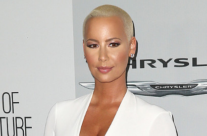 Amber Rose Pamer Pose Nyaris Telanjang di Instagram