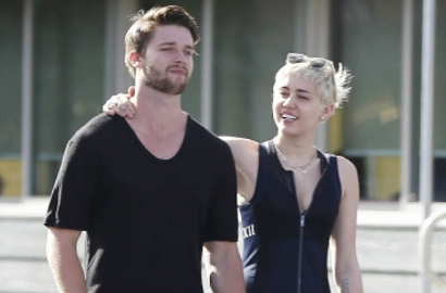 Liburan Bareng Pacar, Miley Cyrus Pede Pamer Payudara
