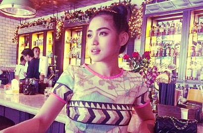 Ultah, Jessica Iskandar Dikalungi Bunga dan Digandeng 2 Bule