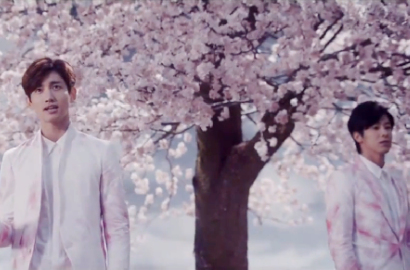 TVXQ Serba Pink di Teaser Video dan Syuting MV Jepang 'Sakuramichi'