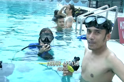 Enzy Storia dan Abdur Arsyad Latihan Nyelam Demi  'Air dan Api'