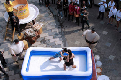Warga Guangdong Semarakkan Festival Musim Semi dengan 'Gulat Tahu'
