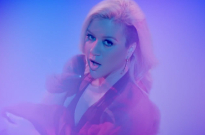 Kelly Clarkson Akhirnya Rilis MV 'Heartbeat Song'