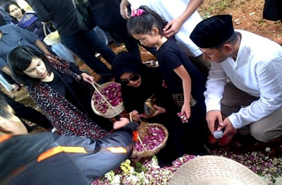 Pemakaman Rinto Harahap Diiringi Isak Tangis dan Rintik Hujan